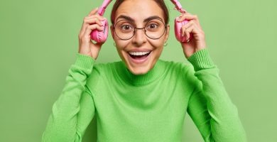 Woman excited about virtual 3d events